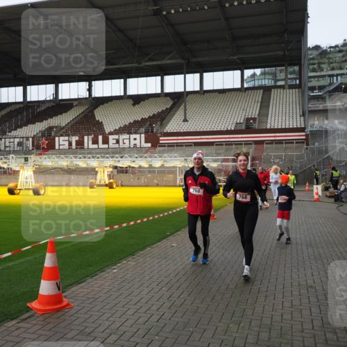 07.12.2025 - St. Pauli X-Mass-Run No. 15 Fabian Wolf http://msf.ph/oto/9424224 07.12.2025 12:06:01 Ziel 5, 6, 760, 768, 1038, 3106, 3107, 3137, 4019, 4020, 4176, 4307, 4326, 4327, 4357, 4405, 4413 meine-sportfotos.de