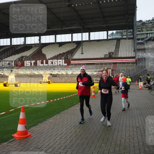 07.12.2025 - St. Pauli X-Mass-Run No. 15 Fabian Wolf http://msf.ph/oto/9424225 07.12.2025 12:06:01 Ziel 5, 6, 760, 768, 1038, 3106, 3107, 3137, 4019, 4020, 4176, 4307, 4326, 4327, 4357, 4405, 4413 meine-sportfotos.de