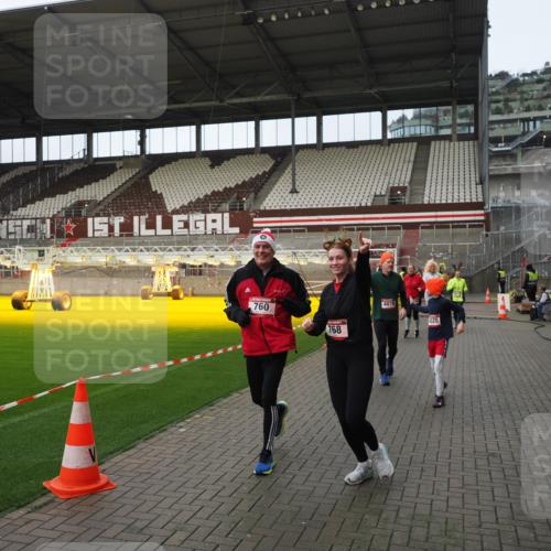 07.12.2025 - St. Pauli X-Mass-Run No. 15 Fabian Wolf http://msf.ph/oto/9424227 07.12.2025 12:06:02 Ziel 5, 6, 760, 768, 1038, 3106, 3107, 3137, 4019, 4020, 4176, 4307, 4326, 4327, 4357, 4405, 4413 meine-sportfotos.de