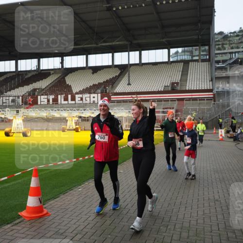 07.12.2025 - St. Pauli X-Mass-Run No. 15 Fabian Wolf http://msf.ph/oto/9424228 07.12.2025 12:06:02 Ziel 5, 6, 760, 768, 1038, 3106, 3107, 3137, 4019, 4020, 4176, 4307, 4326, 4327, 4357, 4405, 4413 meine-sportfotos.de