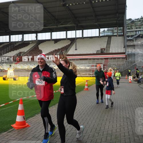 07.12.2025 - St. Pauli X-Mass-Run No. 15 Fabian Wolf http://msf.ph/oto/9424230 07.12.2025 12:06:02 Ziel 5, 6, 760, 768, 1038, 3106, 3107, 3137, 4019, 4020, 4176, 4307, 4326, 4327, 4357, 4405, 4413 meine-sportfotos.de