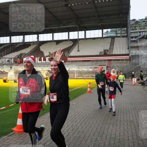 07.12.2025 - St. Pauli X-Mass-Run No. 15 Fabian Wolf http://msf.ph/oto/9424231 07.12.2025 12:06:03 Ziel 5, 6, 760, 768, 1038, 3106, 3107, 3137, 4019, 4020, 4176, 4307, 4326, 4327, 4357, 4405, 4413 meine-sportfotos.de