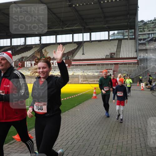 07.12.2025 - St. Pauli X-Mass-Run No. 15 Fabian Wolf http://msf.ph/oto/9424232 07.12.2025 12:06:03 Ziel 5, 6, 760, 768, 1038, 3106, 3107, 3137, 4019, 4020, 4176, 4307, 4326, 4327, 4357, 4405, 4413 meine-sportfotos.de