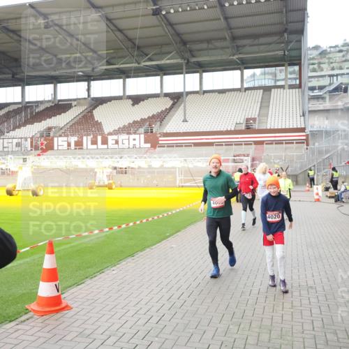 07.12.2025 - St. Pauli X-Mass-Run No. 15 Fabian Wolf http://msf.ph/oto/9424234 07.12.2025 12:06:03 Ziel 5, 6, 760, 768, 1038, 3106, 3107, 3137, 4019, 4020, 4176, 4307, 4326, 4327, 4357, 4405, 4413 meine-sportfotos.de
