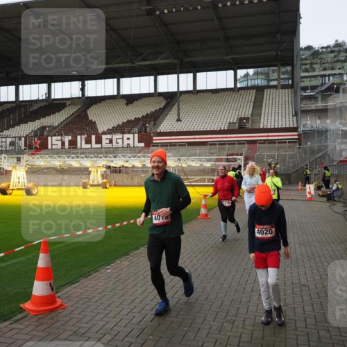 07.12.2025 - St. Pauli X-Mass-Run No. 15 Fabian Wolf http://msf.ph/oto/9424237 07.12.2025 12:06:04 Ziel 5, 6, 760, 768, 1038, 3106, 3107, 3137, 4019, 4020, 4176, 4307, 4326, 4327, 4357, 4405, 4413 meine-sportfotos.de