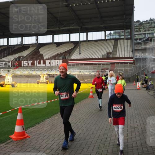 07.12.2025 - St. Pauli X-Mass-Run No. 15 Fabian Wolf http://msf.ph/oto/9424238 07.12.2025 12:06:04 Ziel 5, 6, 760, 768, 1038, 3106, 3107, 3137, 4019, 4020, 4176, 4307, 4326, 4327, 4357, 4405, 4413 meine-sportfotos.de