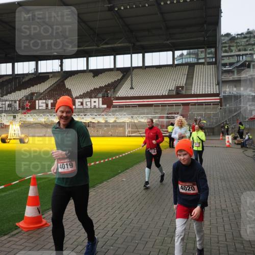 07.12.2025 - St. Pauli X-Mass-Run No. 15 Fabian Wolf http://msf.ph/oto/9424240 07.12.2025 12:06:05 Ziel 5, 6, 760, 768, 1038, 3106, 3107, 3137, 4019, 4020, 4176, 4307, 4326, 4327, 4357, 4405, 4413 meine-sportfotos.de