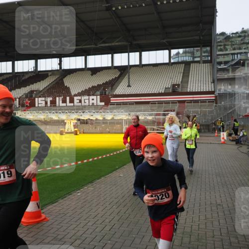 07.12.2025 - St. Pauli X-Mass-Run No. 15 Fabian Wolf http://msf.ph/oto/9424242 07.12.2025 12:06:05 Ziel 5, 6, 760, 768, 1038, 3106, 3107, 3137, 4019, 4020, 4176, 4307, 4326, 4327, 4357, 4405, 4413 meine-sportfotos.de