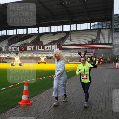 07.12.2025 - St. Pauli X-Mass-Run No. 15 Fabian Wolf http://msf.ph/oto/9424251 07.12.2025 12:06:07 Ziel 5, 6, 760, 768, 1038, 3106, 4019, 4020, 4307, 4326, 4327, 4357, 4405, 4413 meine-sportfotos.de