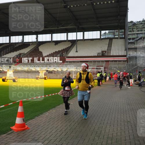 07.12.2025 - St. Pauli X-Mass-Run No. 15 Fabian Wolf http://msf.ph/oto/9424258 07.12.2025 12:06:19 Ziel 173, 189, 1347, 1351, 1353, 1956, 1957, 2018, 2415 meine-sportfotos.de