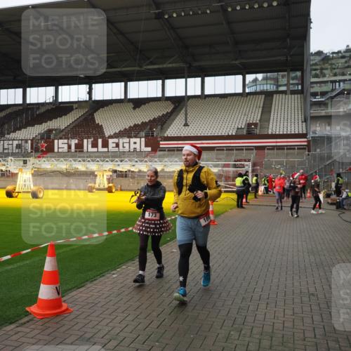 07.12.2025 - St. Pauli X-Mass-Run No. 15 Fabian Wolf http://msf.ph/oto/9424259 07.12.2025 12:06:19 Ziel 173, 189, 1347, 1351, 1353, 1956, 1957, 2018, 2415 meine-sportfotos.de