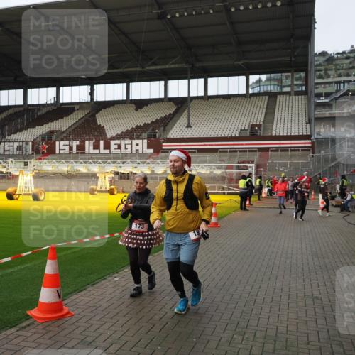 07.12.2025 - St. Pauli X-Mass-Run No. 15 Fabian Wolf http://msf.ph/oto/9424260 07.12.2025 12:06:19 Ziel 173, 189, 1347, 1351, 1353, 1956, 1957, 2018, 2415 meine-sportfotos.de
