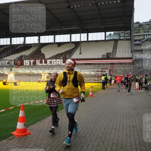 07.12.2025 - St. Pauli X-Mass-Run No. 15 Fabian Wolf http://msf.ph/oto/9424261 07.12.2025 12:06:19 Ziel 173, 189, 1347, 1351, 1353, 1956, 1957, 2018, 2415 meine-sportfotos.de