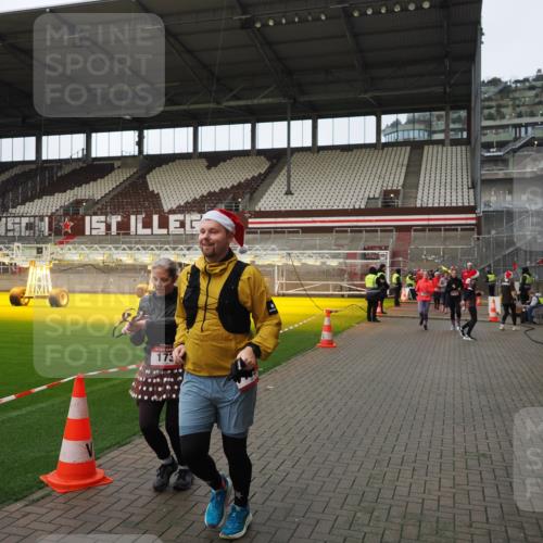 07.12.2025 - St. Pauli X-Mass-Run No. 15 Fabian Wolf http://msf.ph/oto/9424262 07.12.2025 12:06:19 Ziel 173, 189, 1347, 1351, 1353, 1956, 1957, 2018, 2415 meine-sportfotos.de