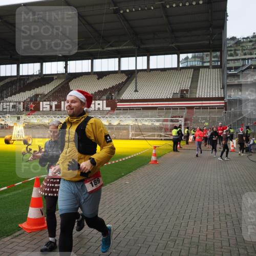 07.12.2025 - St. Pauli X-Mass-Run No. 15 Fabian Wolf http://msf.ph/oto/9424263 07.12.2025 12:06:20 Ziel 173, 189, 1347, 1351, 1353, 1956, 1957, 2018, 2415 meine-sportfotos.de