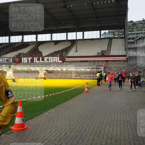 07.12.2025 - St. Pauli X-Mass-Run No. 15 Fabian Wolf http://msf.ph/oto/9424264 07.12.2025 12:06:20 Ziel 173, 189, 1347, 1351, 1353, 1956, 1957, 2018, 2415 meine-sportfotos.de