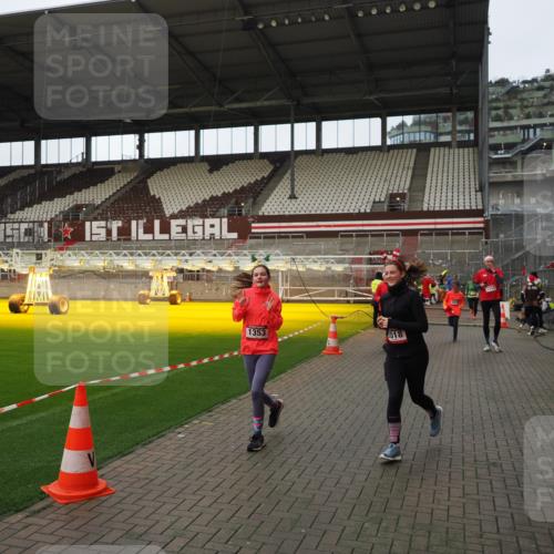 07.12.2025 - St. Pauli X-Mass-Run No. 15 Fabian Wolf http://msf.ph/oto/9424269 07.12.2025 12:06:24 Ziel 173, 189, 1347, 1351, 1353, 1956, 1957, 2018, 2415, 4217, 4219 meine-sportfotos.de