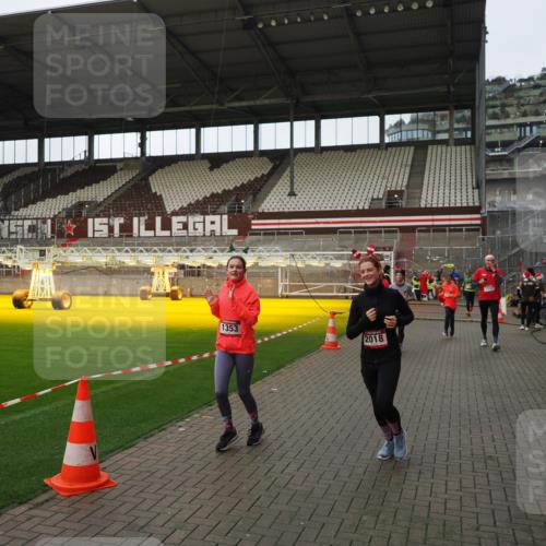 07.12.2025 - St. Pauli X-Mass-Run No. 15 Fabian Wolf http://msf.ph/oto/9424270 07.12.2025 12:06:25 Ziel 173, 189, 1347, 1351, 1353, 1956, 1957, 2018, 2415, 4217, 4219, 4222 meine-sportfotos.de