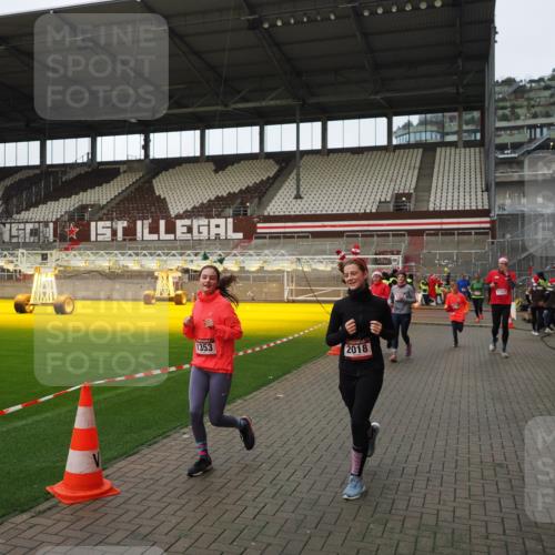07.12.2025 - St. Pauli X-Mass-Run No. 15 Fabian Wolf http://msf.ph/oto/9424271 07.12.2025 12:06:25 Ziel 173, 189, 1347, 1351, 1353, 1956, 1957, 2018, 2415, 4217, 4219, 4222 meine-sportfotos.de