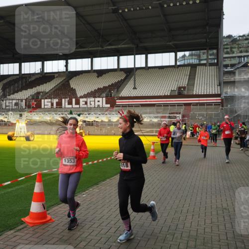 07.12.2025 - St. Pauli X-Mass-Run No. 15 Fabian Wolf http://msf.ph/oto/9424273 07.12.2025 12:06:25 Ziel 173, 189, 1347, 1351, 1353, 1956, 1957, 2018, 2415, 4217, 4219, 4222 meine-sportfotos.de