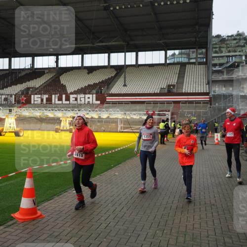 07.12.2025 - St. Pauli X-Mass-Run No. 15 Fabian Wolf http://msf.ph/oto/9424276 07.12.2025 12:06:28 Ziel 173, 189, 1347, 1351, 1353, 1956, 1957, 2018, 2415, 4217, 4219, 4222 meine-sportfotos.de