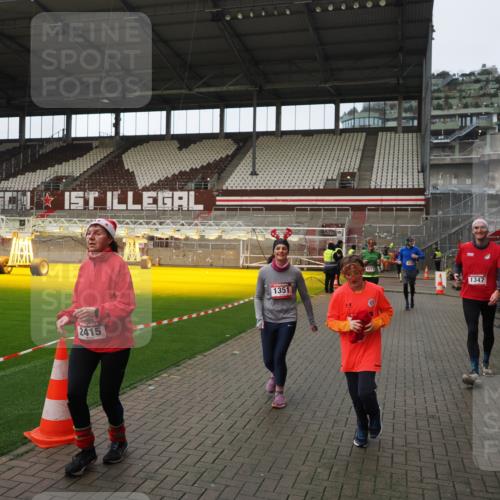 07.12.2025 - St. Pauli X-Mass-Run No. 15 Fabian Wolf http://msf.ph/oto/9424277 07.12.2025 12:06:28 Ziel 173, 189, 1347, 1351, 1353, 1956, 1957, 2018, 2415, 4217, 4219, 4222 meine-sportfotos.de