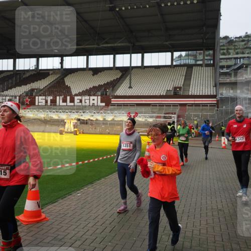 07.12.2025 - St. Pauli X-Mass-Run No. 15 Fabian Wolf http://msf.ph/oto/9424278 07.12.2025 12:06:29 Ziel 173, 189, 1347, 1351, 1353, 1956, 1957, 2018, 2415, 4217, 4219, 4222, 4783, 4784 meine-sportfotos.de