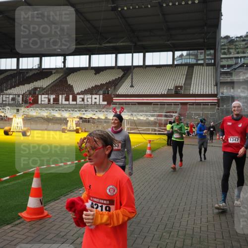 07.12.2025 - St. Pauli X-Mass-Run No. 15 Fabian Wolf http://msf.ph/oto/9424279 07.12.2025 12:06:29 Ziel 173, 189, 1347, 1351, 1353, 1956, 1957, 2018, 2415, 4217, 4219, 4222, 4783, 4784 meine-sportfotos.de