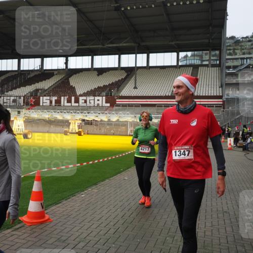 07.12.2025 - St. Pauli X-Mass-Run No. 15 Fabian Wolf http://msf.ph/oto/9424284 07.12.2025 12:06:31 Ziel 173, 1347, 1351, 1353, 1956, 1957, 2018, 2415, 4217, 4219, 4222, 4783, 4784 meine-sportfotos.de