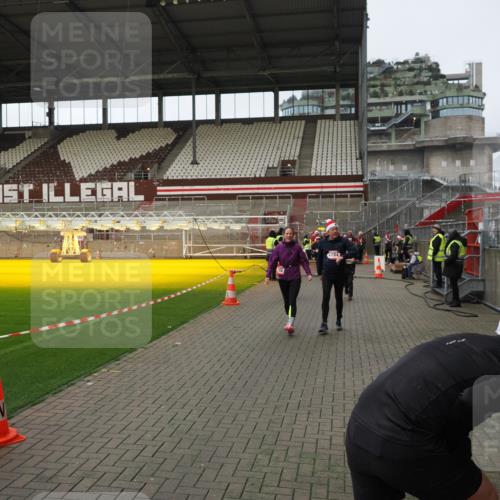 07.12.2025 - St. Pauli X-Mass-Run No. 15 Fabian Wolf http://msf.ph/oto/9424299 07.12.2025 12:06:39 Ziel 339, 345, 1347, 1351, 2415, 4217, 4219, 4222, 4403, 4404, 4783, 4784 meine-sportfotos.de