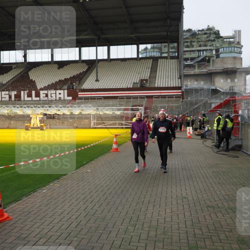 07.12.2025 - St. Pauli X-Mass-Run No. 15 Fabian Wolf http://msf.ph/oto/9424301 07.12.2025 12:06:39 Ziel 339, 345, 1347, 1351, 2415, 4217, 4219, 4222, 4403, 4404, 4783, 4784 meine-sportfotos.de
