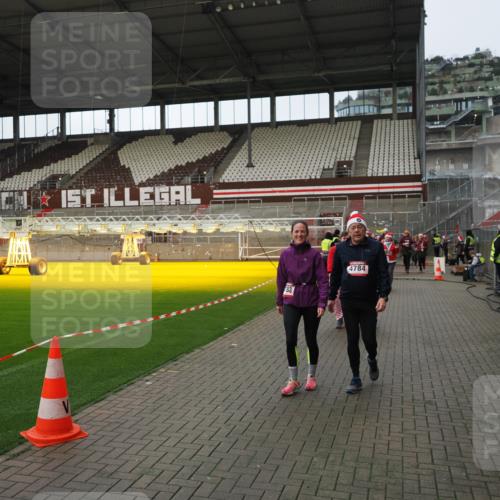 07.12.2025 - St. Pauli X-Mass-Run No. 15 Fabian Wolf http://msf.ph/oto/9424304 07.12.2025 12:06:41 Ziel 339, 345, 4217, 4219, 4222, 4342, 4345, 4346, 4403, 4404, 4416, 4783, 4784 meine-sportfotos.de