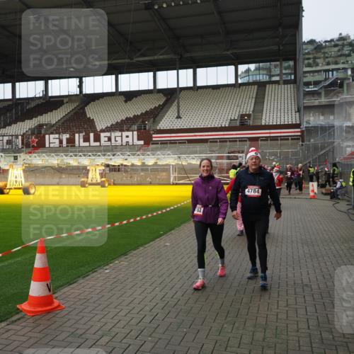 07.12.2025 - St. Pauli X-Mass-Run No. 15 Fabian Wolf http://msf.ph/oto/9424305 07.12.2025 12:06:41 Ziel 339, 345, 4217, 4219, 4222, 4342, 4345, 4346, 4403, 4404, 4416, 4783, 4784 meine-sportfotos.de