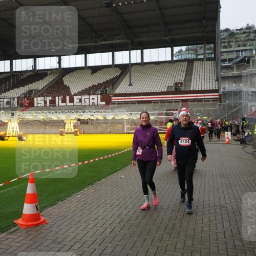 07.12.2025 - St. Pauli X-Mass-Run No. 15 Fabian Wolf http://msf.ph/oto/9424306 07.12.2025 12:06:41 Ziel 339, 345, 4217, 4219, 4222, 4342, 4345, 4346, 4403, 4404, 4416, 4783, 4784 meine-sportfotos.de