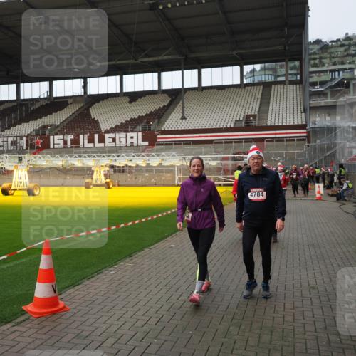 07.12.2025 - St. Pauli X-Mass-Run No. 15 Fabian Wolf http://msf.ph/oto/9424307 07.12.2025 12:06:42 Ziel 339, 345, 3692, 4217, 4222, 4342, 4345, 4346, 4403, 4404, 4416, 4783, 4784 meine-sportfotos.de
