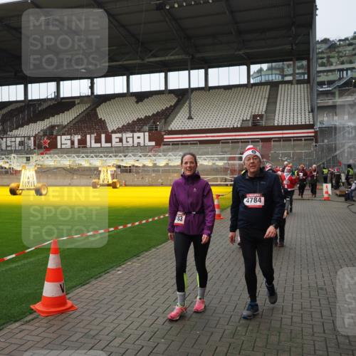 07.12.2025 - St. Pauli X-Mass-Run No. 15 Fabian Wolf http://msf.ph/oto/9424309 07.12.2025 12:06:42 Ziel 339, 345, 3692, 4217, 4222, 4342, 4345, 4346, 4403, 4404, 4416, 4783, 4784 meine-sportfotos.de