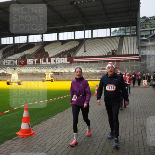 07.12.2025 - St. Pauli X-Mass-Run No. 15 Fabian Wolf http://msf.ph/oto/9424310 07.12.2025 12:06:42 Ziel 339, 345, 3692, 4217, 4222, 4342, 4345, 4346, 4403, 4404, 4416, 4783, 4784 meine-sportfotos.de