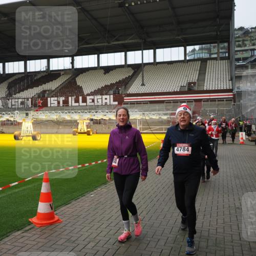 07.12.2025 - St. Pauli X-Mass-Run No. 15 Fabian Wolf http://msf.ph/oto/9424311 07.12.2025 12:06:42 Ziel 339, 345, 3692, 4217, 4222, 4342, 4345, 4346, 4403, 4404, 4416, 4783, 4784 meine-sportfotos.de