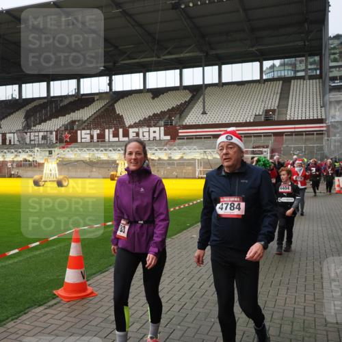 07.12.2025 - St. Pauli X-Mass-Run No. 15 Fabian Wolf http://msf.ph/oto/9424314 07.12.2025 12:06:43 Ziel 339, 345, 1844, 1846, 3692, 4217, 4222, 4342, 4345, 4346, 4403, 4404, 4416, 4783, 4784 meine-sportfotos.de