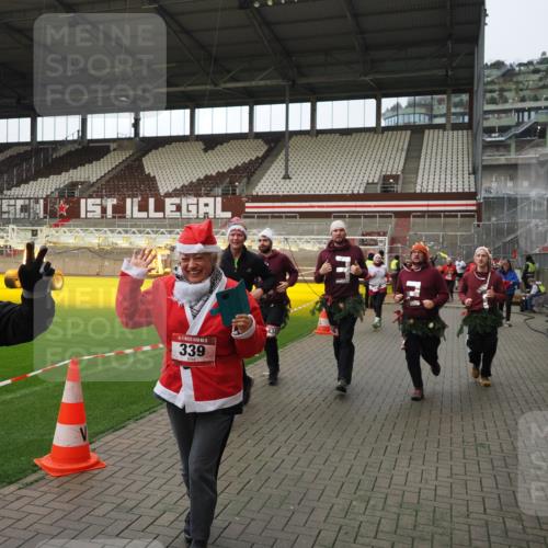 07.12.2025 - St. Pauli X-Mass-Run No. 15 Fabian Wolf http://msf.ph/oto/9424323 07.12.2025 12:06:48 Ziel 276, 339, 345, 1844, 1846, 3689, 3692, 4143, 4342, 4345, 4346, 4403, 4404, 4416, 4783, 4784 meine-sportfotos.de