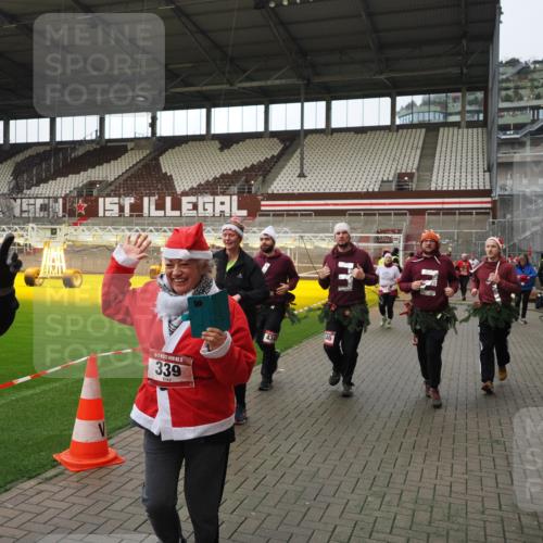 07.12.2025 - St. Pauli X-Mass-Run No. 15 Fabian Wolf http://msf.ph/oto/9424324 07.12.2025 12:06:48 Ziel 276, 339, 345, 1844, 1846, 3689, 3692, 4143, 4342, 4345, 4346, 4403, 4404, 4416, 4783, 4784 meine-sportfotos.de