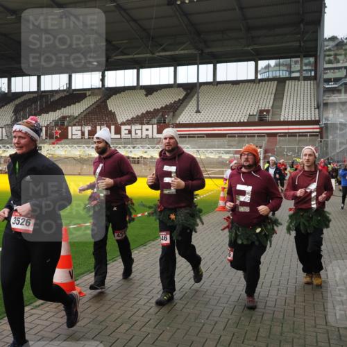 07.12.2025 - St. Pauli X-Mass-Run No. 15 Fabian Wolf http://msf.ph/oto/9424329 07.12.2025 12:06:49 Ziel 276, 339, 345, 1844, 1846, 3689, 3692, 4143, 4342, 4345, 4346, 4403, 4404, 4416, 4783, 4784 meine-sportfotos.de
