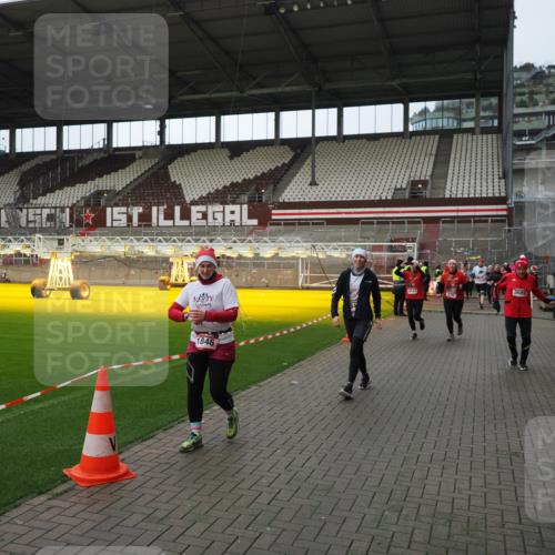 07.12.2025 - St. Pauli X-Mass-Run No. 15 Fabian Wolf http://msf.ph/oto/9424338 07.12.2025 12:06:52 Ziel 276, 339, 345, 1844, 1846, 3689, 3692, 4033, 4143, 4342, 4345, 4346, 4390, 4403, 4404, 4416, 4725 meine-sportfotos.de