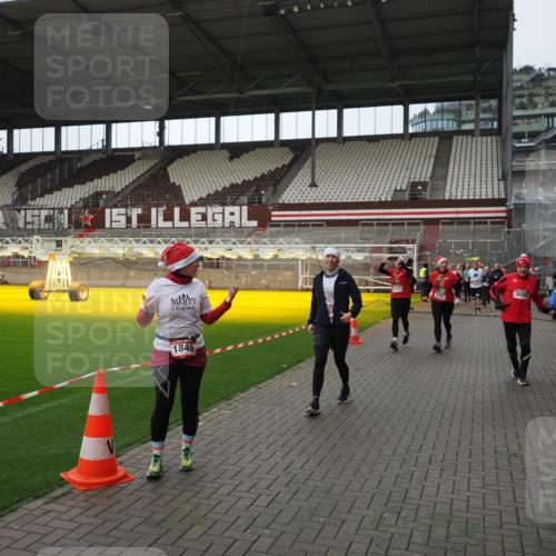 07.12.2025 - St. Pauli X-Mass-Run No. 15 Fabian Wolf http://msf.ph/oto/9424341 07.12.2025 12:06:52 Ziel 276, 339, 345, 1844, 1846, 3689, 3692, 4033, 4143, 4342, 4345, 4346, 4390, 4403, 4404, 4416, 4725 meine-sportfotos.de
