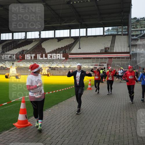 07.12.2025 - St. Pauli X-Mass-Run No. 15 Fabian Wolf http://msf.ph/oto/9424344 07.12.2025 12:06:53 Ziel 276, 339, 345, 1844, 1846, 3689, 3692, 4017, 4018, 4033, 4143, 4342, 4345, 4346, 4390, 4403, 4404, 4416, 4725 meine-sportfotos.de