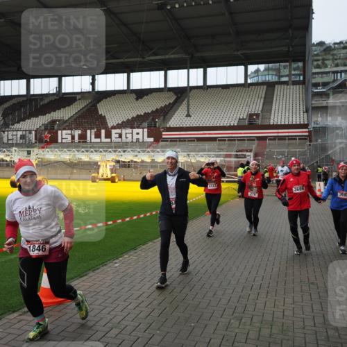 07.12.2025 - St. Pauli X-Mass-Run No. 15 Fabian Wolf http://msf.ph/oto/9424347 07.12.2025 12:06:53 Ziel 276, 339, 345, 1844, 1846, 3689, 3692, 4017, 4018, 4033, 4143, 4342, 4345, 4346, 4390, 4403, 4404, 4416, 4725 meine-sportfotos.de