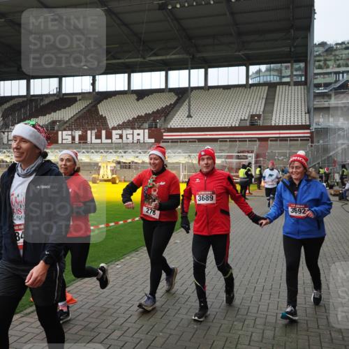 07.12.2025 - St. Pauli X-Mass-Run No. 15 Fabian Wolf http://msf.ph/oto/9424357 07.12.2025 12:06:55 Ziel 276, 339, 345, 1844, 1846, 3689, 3692, 4017, 4018, 4033, 4143, 4314, 4342, 4345, 4346, 4360, 4361, 4390, 4416, 4725 meine-sportfotos.de