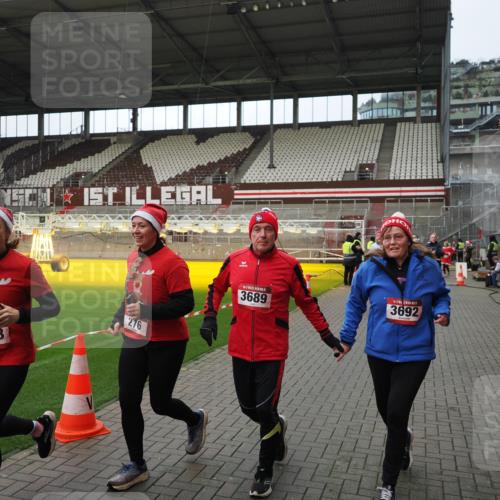 07.12.2025 - St. Pauli X-Mass-Run No. 15 Fabian Wolf http://msf.ph/oto/9424359 07.12.2025 12:06:56 Ziel 276, 339, 345, 1844, 1846, 3689, 3692, 4017, 4018, 4033, 4143, 4314, 4328, 4342, 4345, 4346, 4360, 4361, 4390, 4416, 4725 meine-sportfotos.de