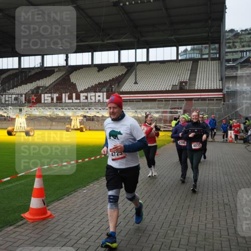 07.12.2025 - St. Pauli X-Mass-Run No. 15 Fabian Wolf http://msf.ph/oto/9424377 07.12.2025 12:06:59 Ziel 276, 1580, 1583, 1844, 1846, 3689, 3692, 4017, 4018, 4033, 4143, 4314, 4328, 4342, 4345, 4346, 4360, 4361, 4390, 4416, 4725 meine-sportfotos.de