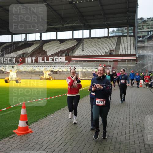 07.12.2025 - St. Pauli X-Mass-Run No. 15 Fabian Wolf http://msf.ph/oto/9424382 07.12.2025 12:07:00 Ziel 276, 1580, 1583, 1844, 1846, 3689, 3692, 4017, 4018, 4033, 4143, 4314, 4328, 4342, 4345, 4346, 4360, 4361, 4390, 4416, 4725 meine-sportfotos.de